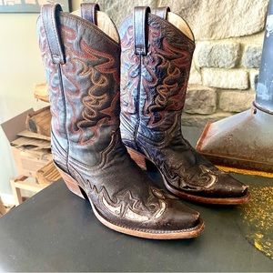 CORRAL WESTERN BOOTS 🌹— Vintage and SO cool.  7 —fits 6 1/2 also comfortably ♥️